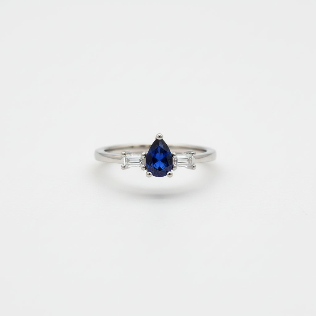 Пръстен от бяло злато със сапфир и диаманти baguette 0.67 карата